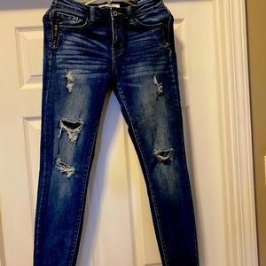 Vici’s Kun Cun stretch distressed jeans